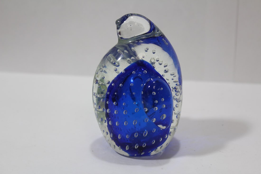 An Artglass Bird Paperweight: 4" tall