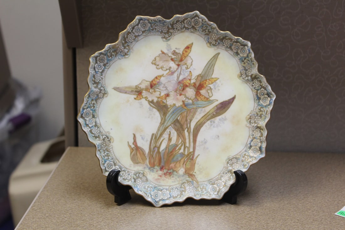 Rare Royal Burslem Scallop Plate: 8 7/8" in diameter