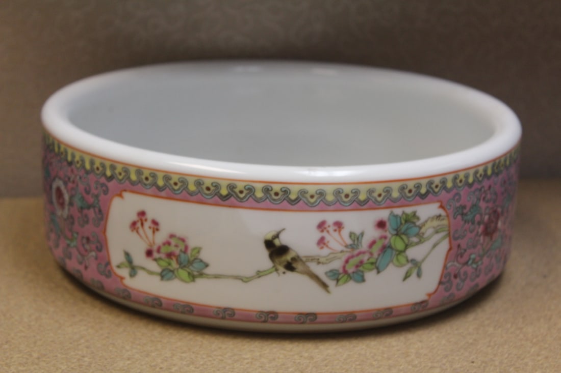 Vintage Chinese Famille Rose Bowl: 10" in diameter