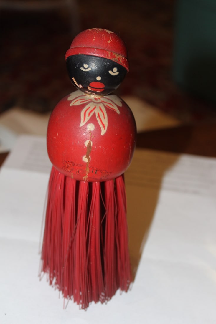 Vintage Black Americana Brush: approximately 7 inches tall