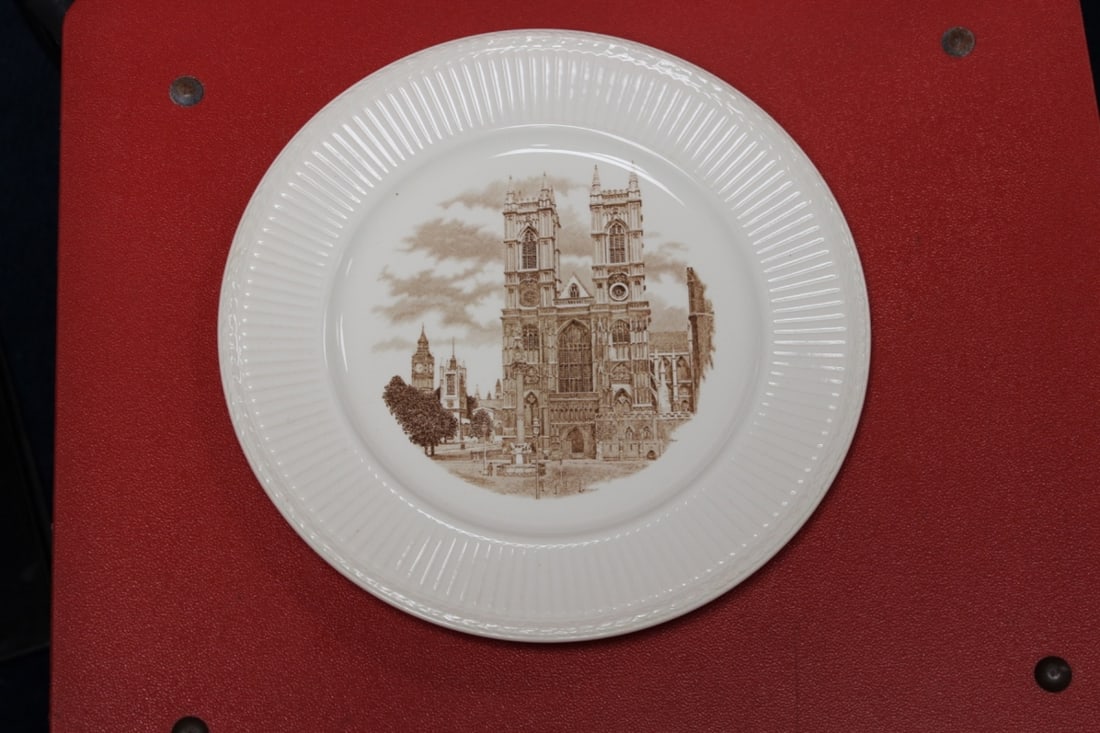 A Wedgewood Old London View Plate: 10 1/2 inches in diameter