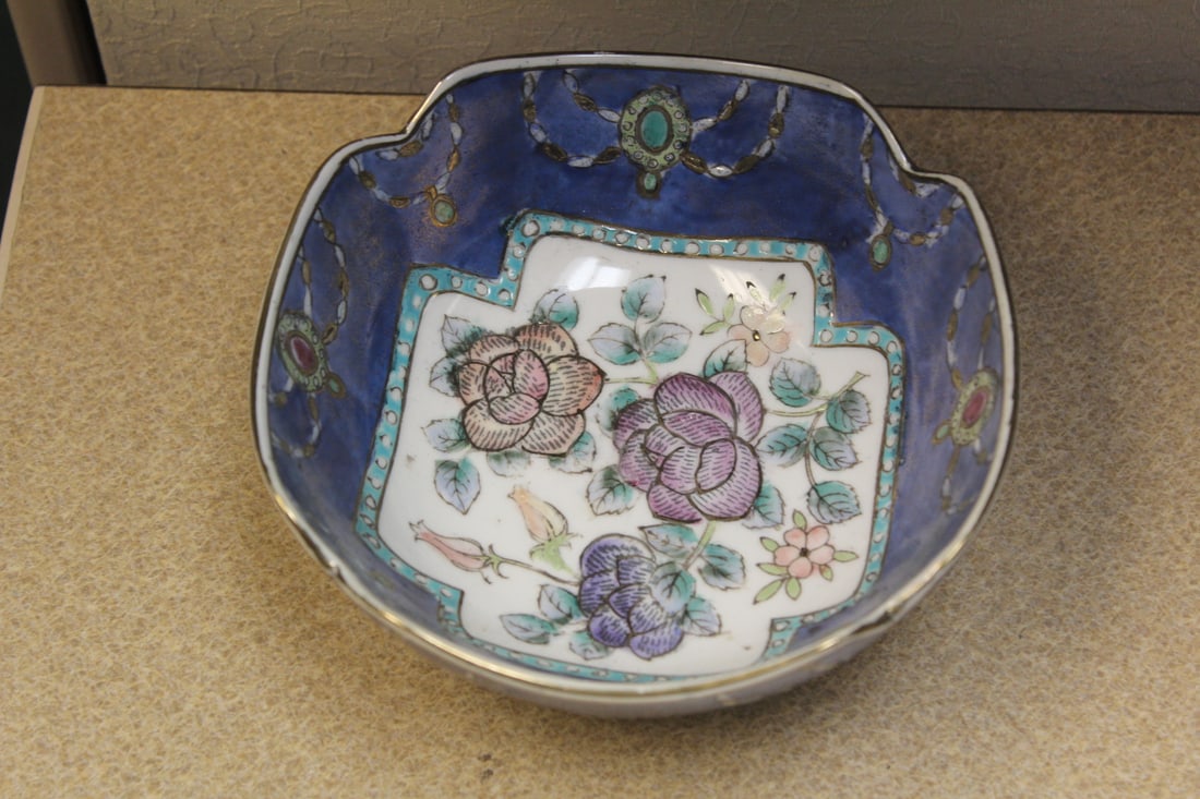 Decorative Oriental Bowl: 6" in diameter
