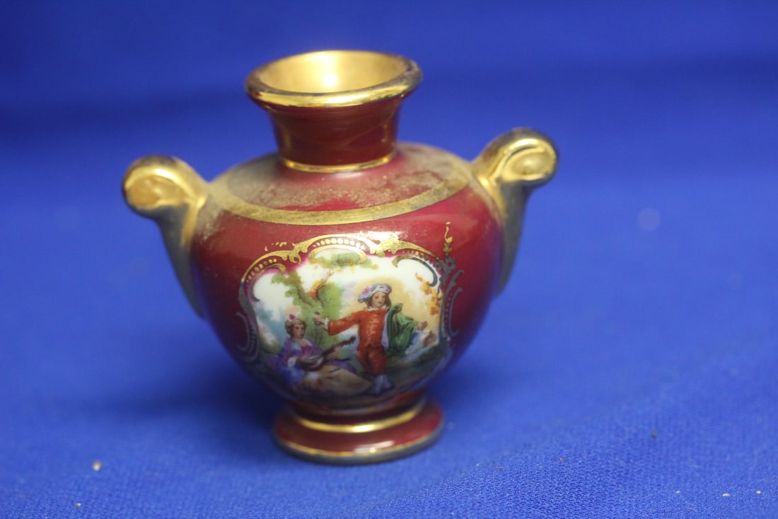 A Small Ceramic Limoges Urn - 3
