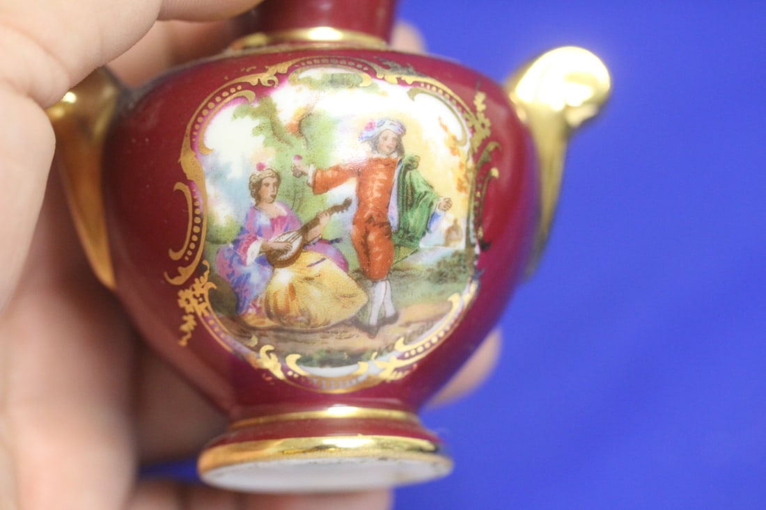 A Small Ceramic Limoges Urn - 4