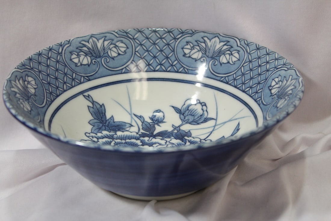 An Oriental Blue and White Bowl: 7 1/2" in diameter