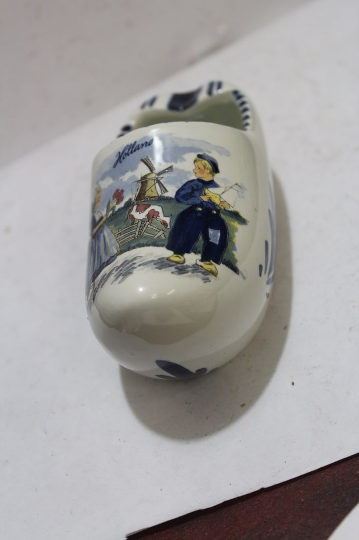 A Vintage Delft Clog Ashtray: 5 inches across