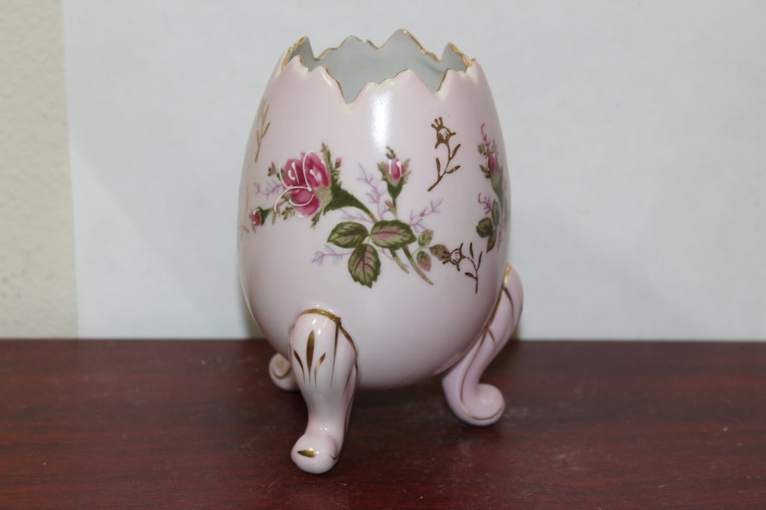 A Ceramic Egg Form Vase: 5 1/8" tall
