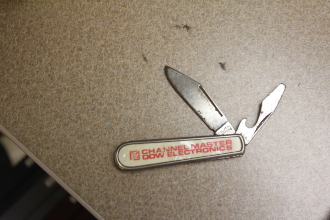 Colonial Advertising Utility Pocket Knife: 3 inches long when folded