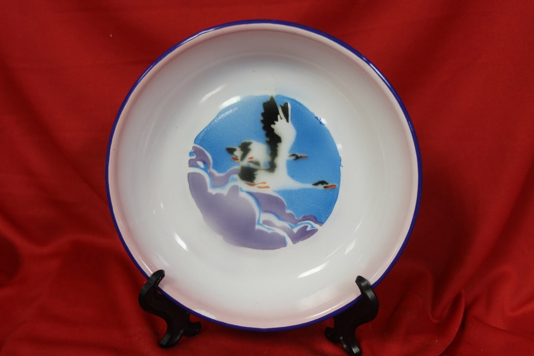 A Chinese Enamel Bowl: 7 1/2" in diameter