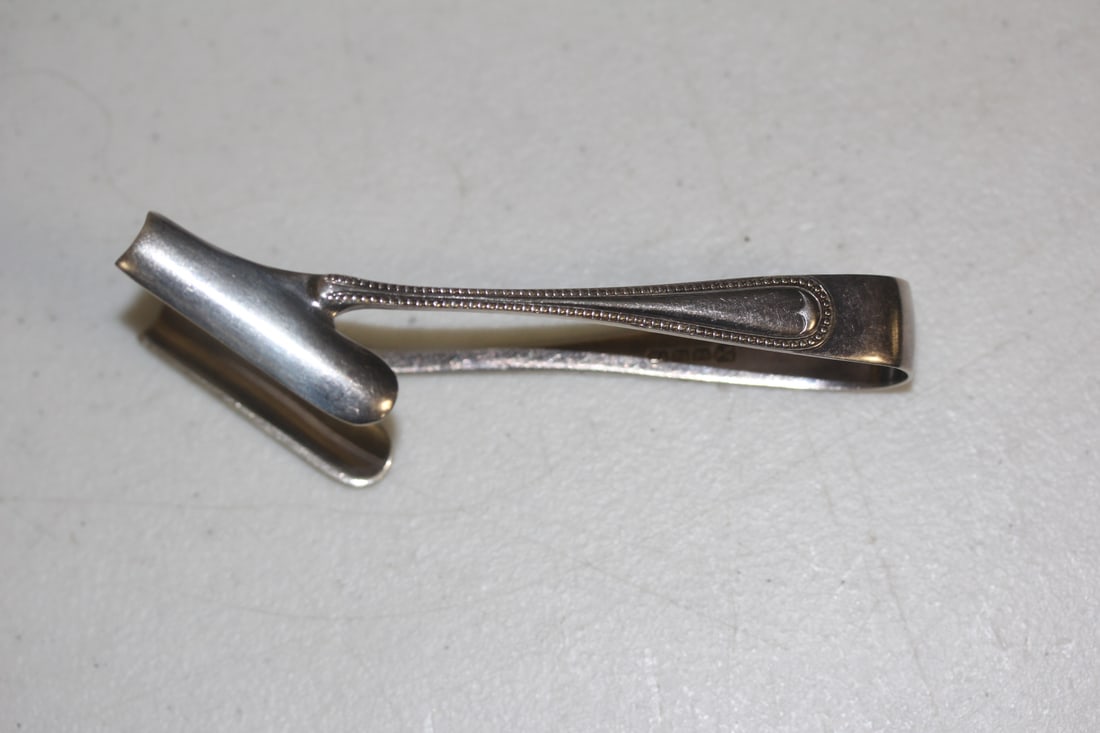 Silverplate Tong: unusual shape - 14" across