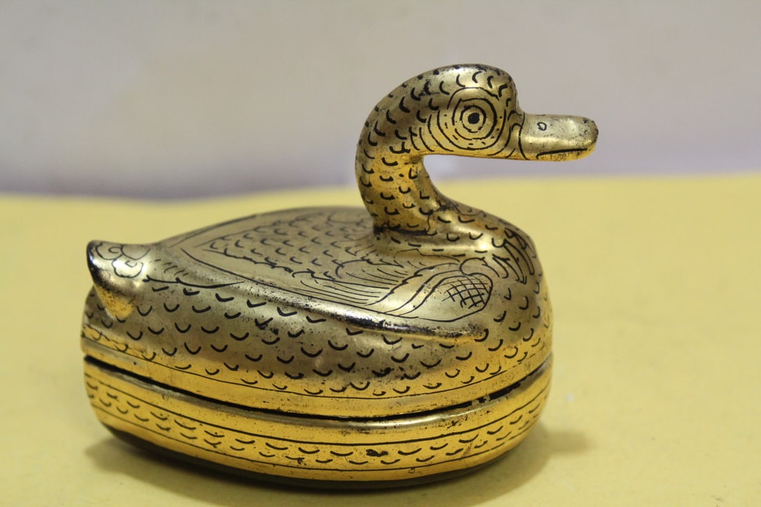 An Antique Gold Gilted on Lacquer Small Duck Box: most likely Chinese - 19th century - Chinese export - 3" across
