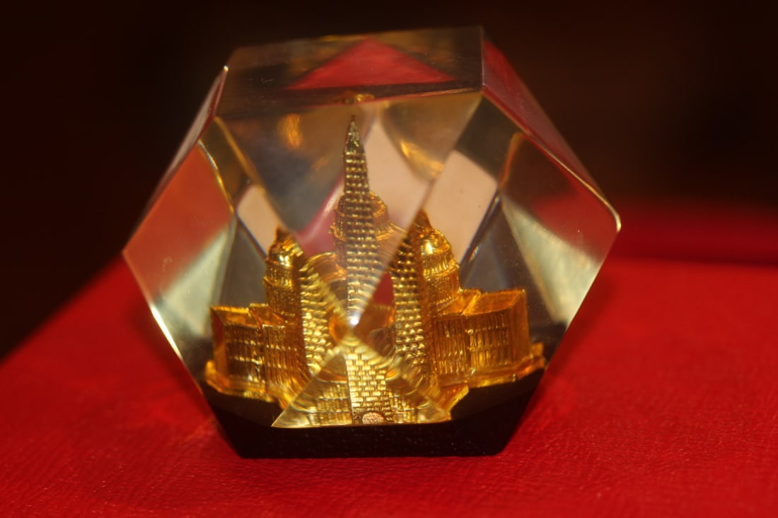 Lucite Washington Monument Paperweight: 2 1/8" across
