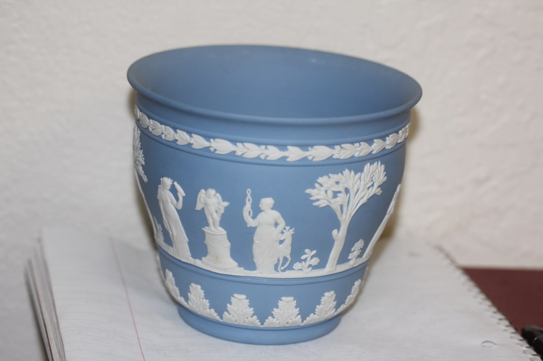 Wedgwood Jasperware Plant Pot: 5 inches in diameter and 4 1/4 inches tall
