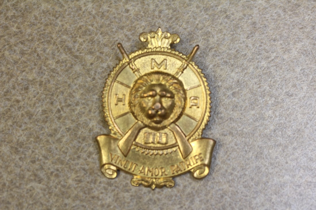 Rare Vincit Amor Patriae Cap Badge: probably from the 1950's