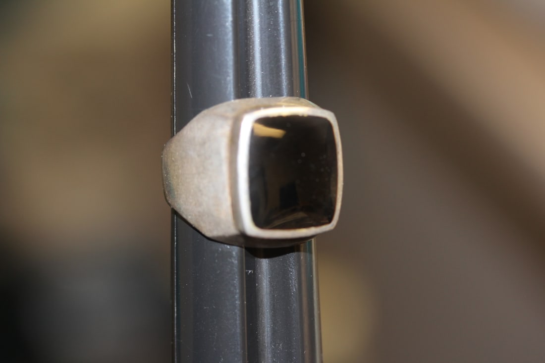 Sterling and Onyx Men's Ring: marked 925