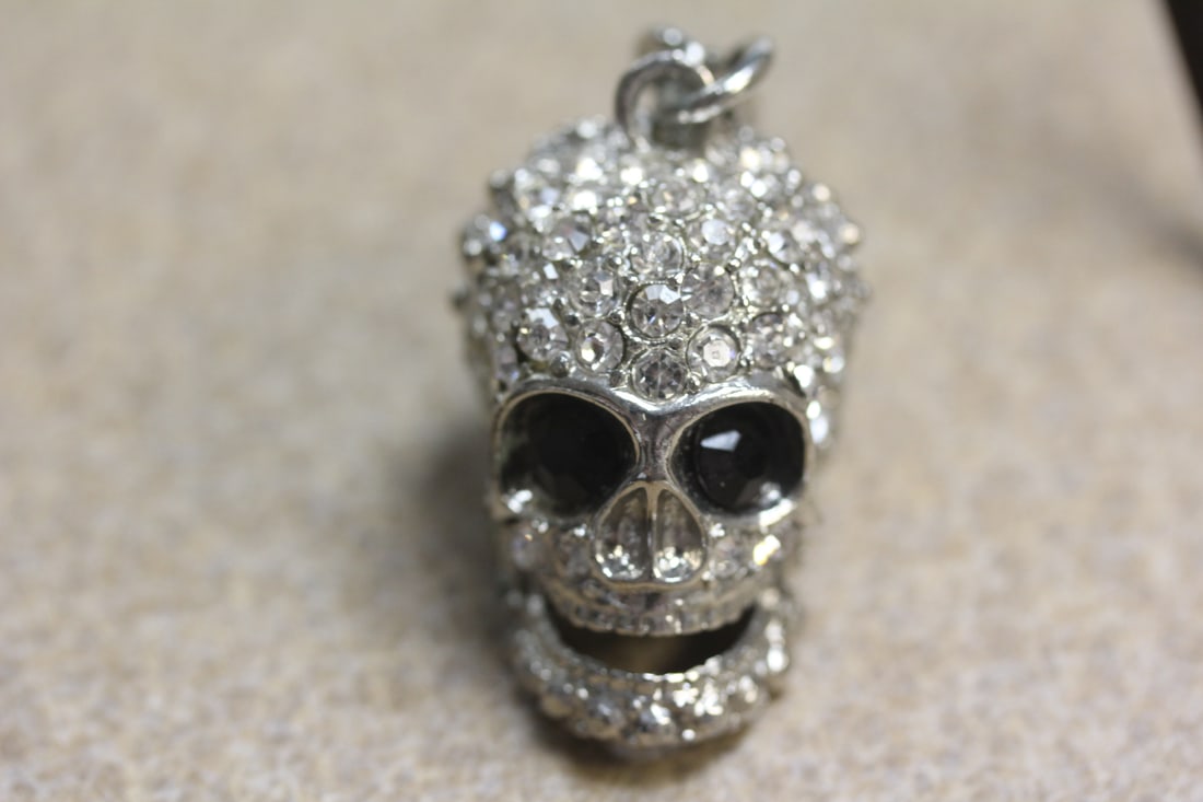 Metal Skull Pendant: as shown