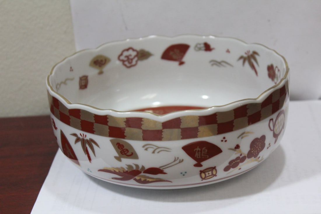 A Signed Chinese or Oriental Bowl: 7 1/2" in diameter