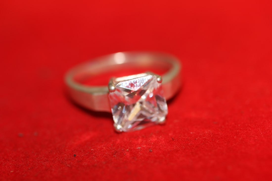 A Sterling Ring: as shown on photos