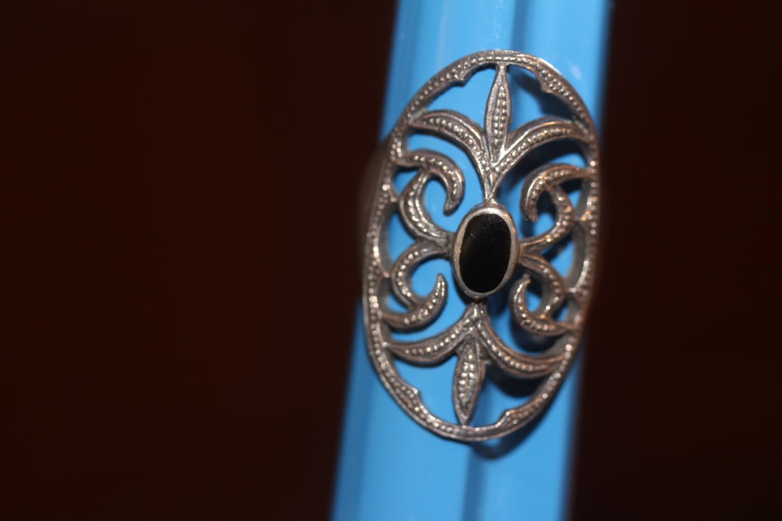 Vintage Onyx Ring: reticulated