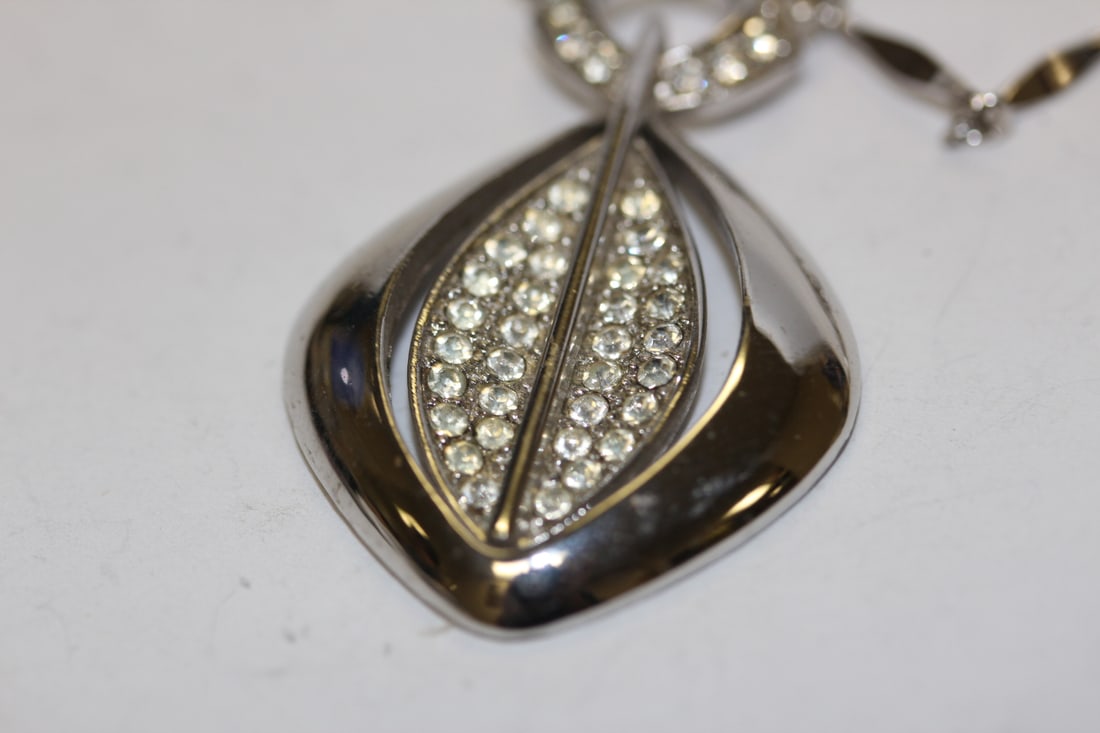 A Trafari Pendant and Necklace: measures 10 1/2" clapsed