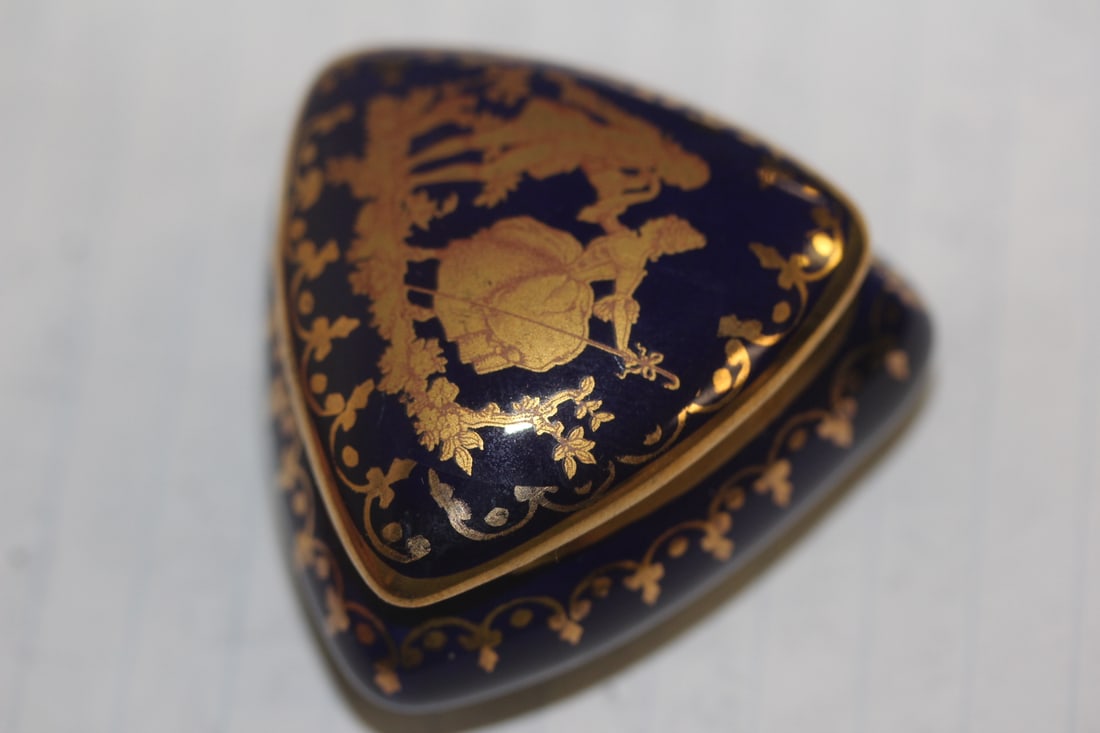 Limoges Triangle Ceramic Trinket Box: 1 3/4" in diameter