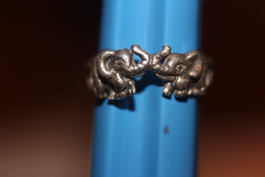 Elephant Motief Sterling Ring: all trunks up