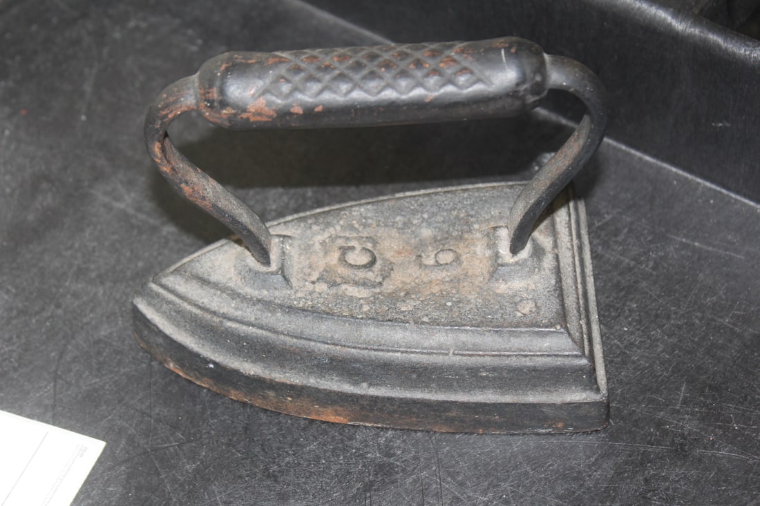 Antique #6 Iron: 3 3/4" x 4 3/4"