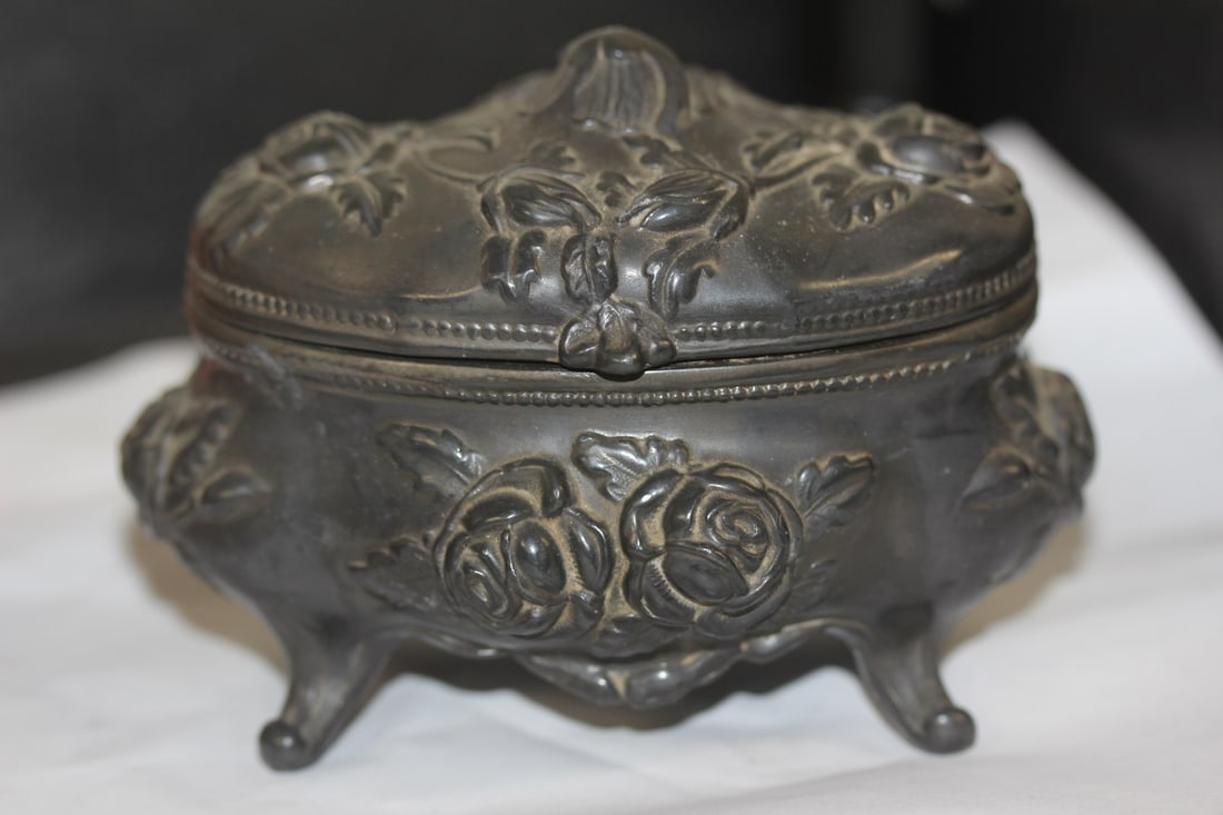 Art Nouveau Metal Trinket Box: 4" across