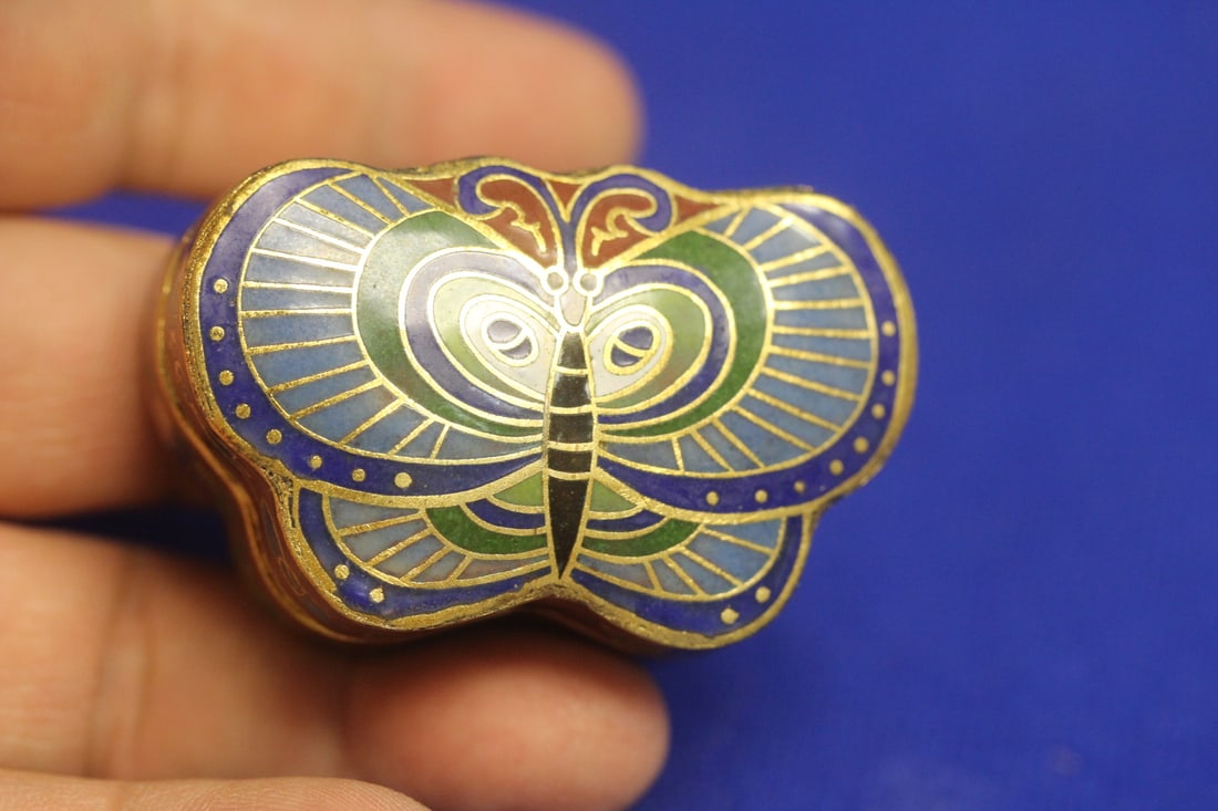 Chinese Cloisonne Butterfly Trinket Box: 2 1/8" across