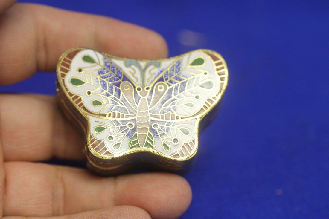 Chinese Cloisonne Butterfly Trinket Box: 2 1/8" across