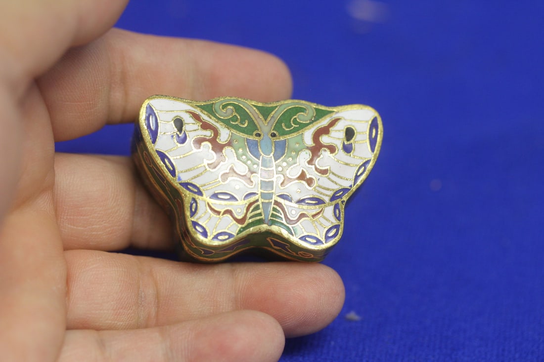 Chinese Cloisonne Butterfly Trinket Box: 2 1/8" across