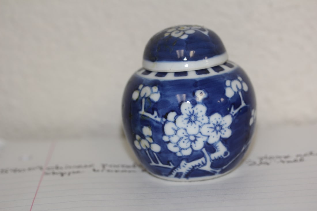 Small Chinese Porcelain Jar: blue and white - 2 1/2" tall