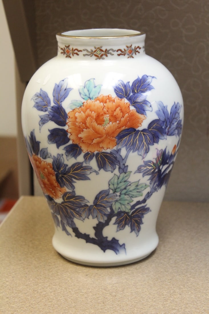 Antique Japanese Studio Porcelain Vase: artist signed - 9" tall