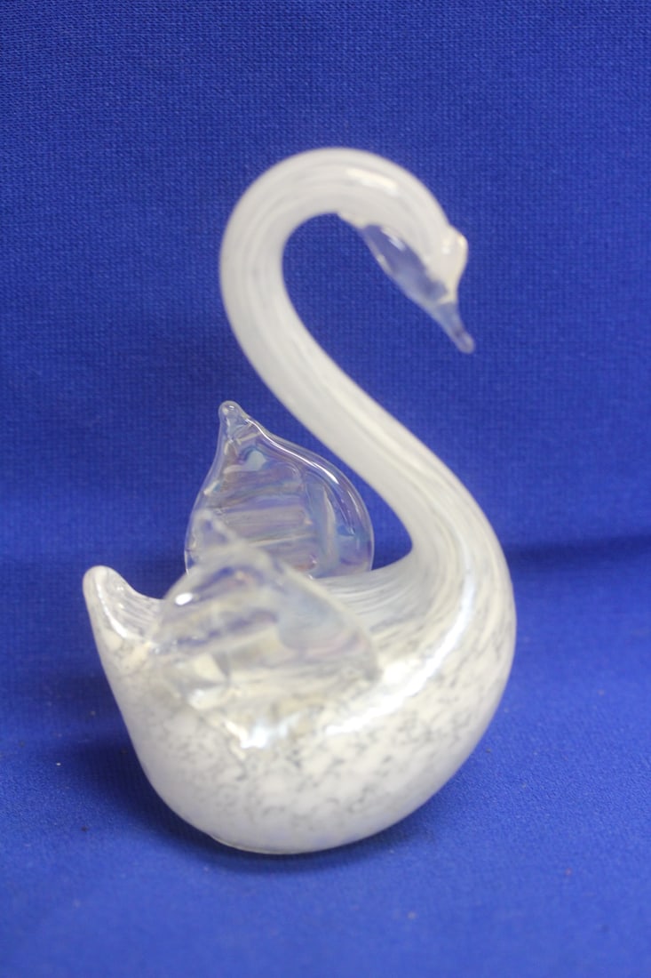 Artglass Swan: 5 1/4" tall