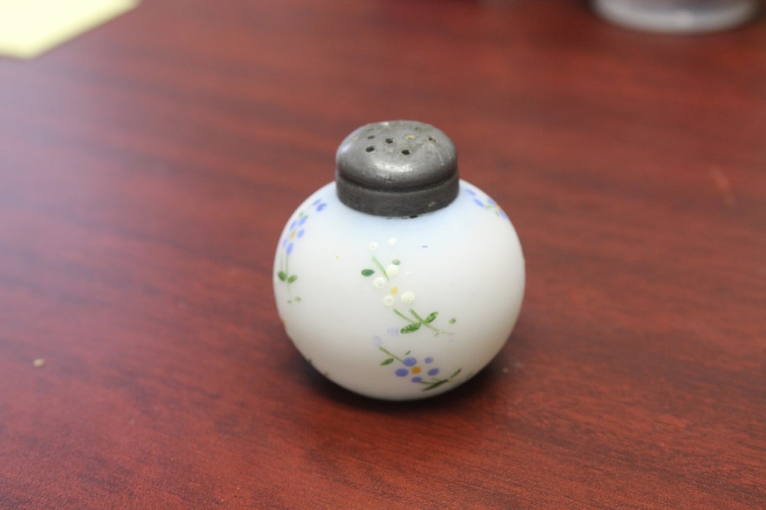 A Mount Washington Salt and Pepper Shaker: 2 1/4" tall