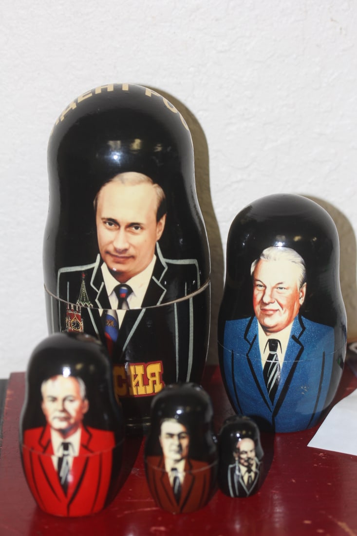 Russian President Nesting Dollas: tallest= 7 inches