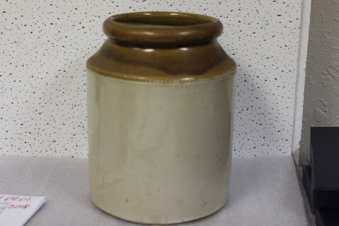 A Pottery Crock/Jug Pot (1 of 7)