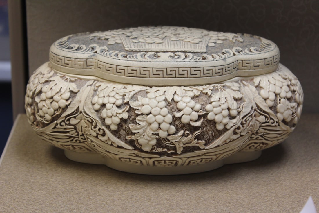 Well Carved Chinese Box: very nice form - 9 1/2" across