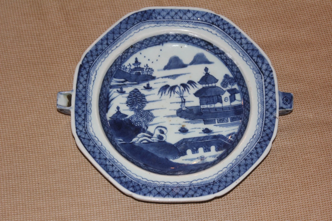 Chinese Export Porcelain Warmer: blue and white - antique 19th century - 10 1/2" in diameter from spout to handle