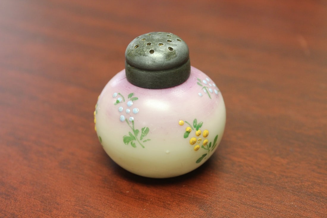 A Mount Washington Salt and Pepper Shaker: 2 5/8" tall