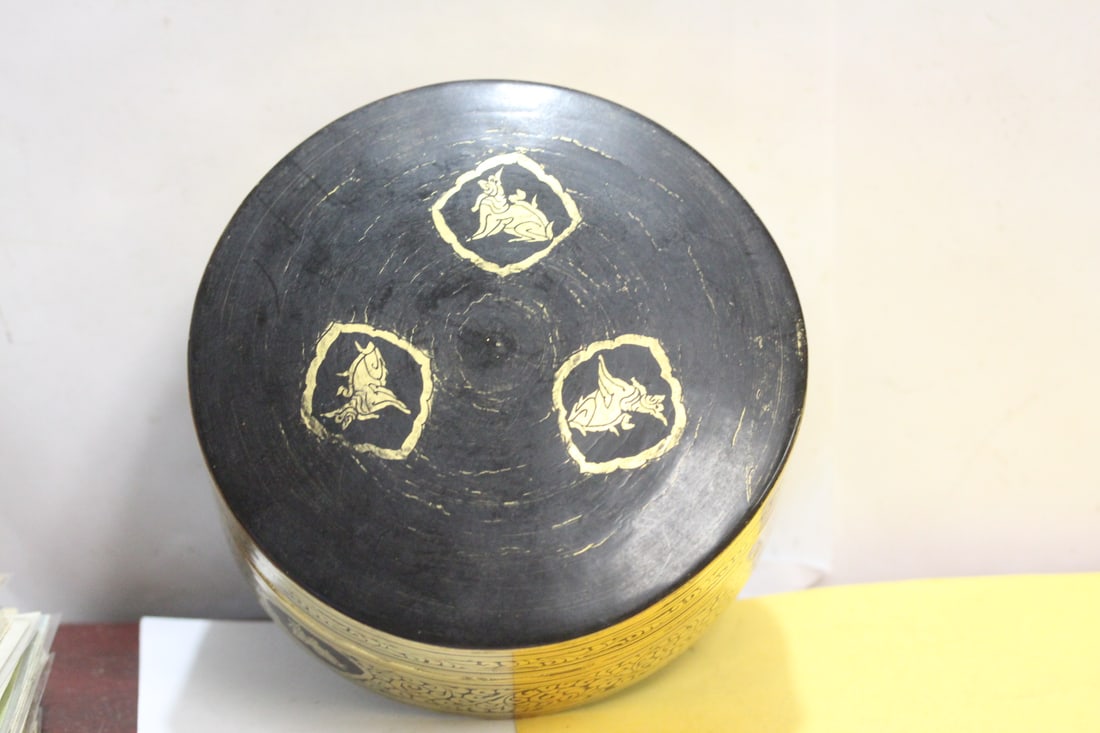 A Chinese Export Box: 19th century - lacquer - 6" across - gold guilted