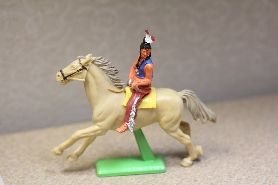 Plastic Indian on Metal Stand: Britains LTD 1971 - 3 1/2" long