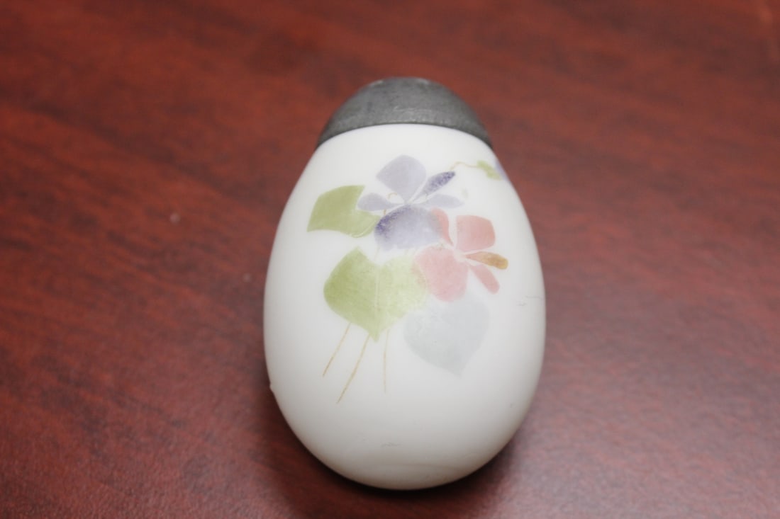 Egg Form Mount Washington Salt and Pepper Shaker: 2 5/8" long