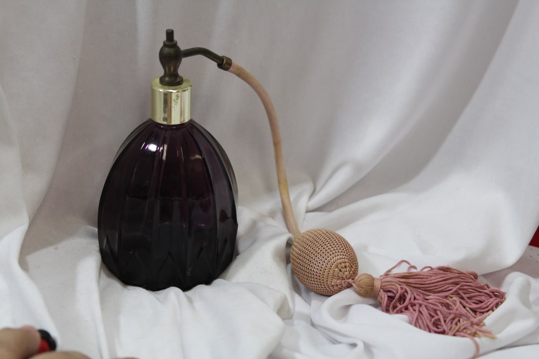 An Artglass Parfume Bottle: with atomizer - 5 5/8" tall