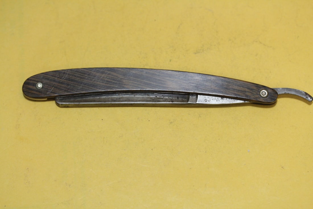 A Rare Aerial Cutlery Straight Razor: "Black beauty" - with box - approximately 6 3/8" long when folded