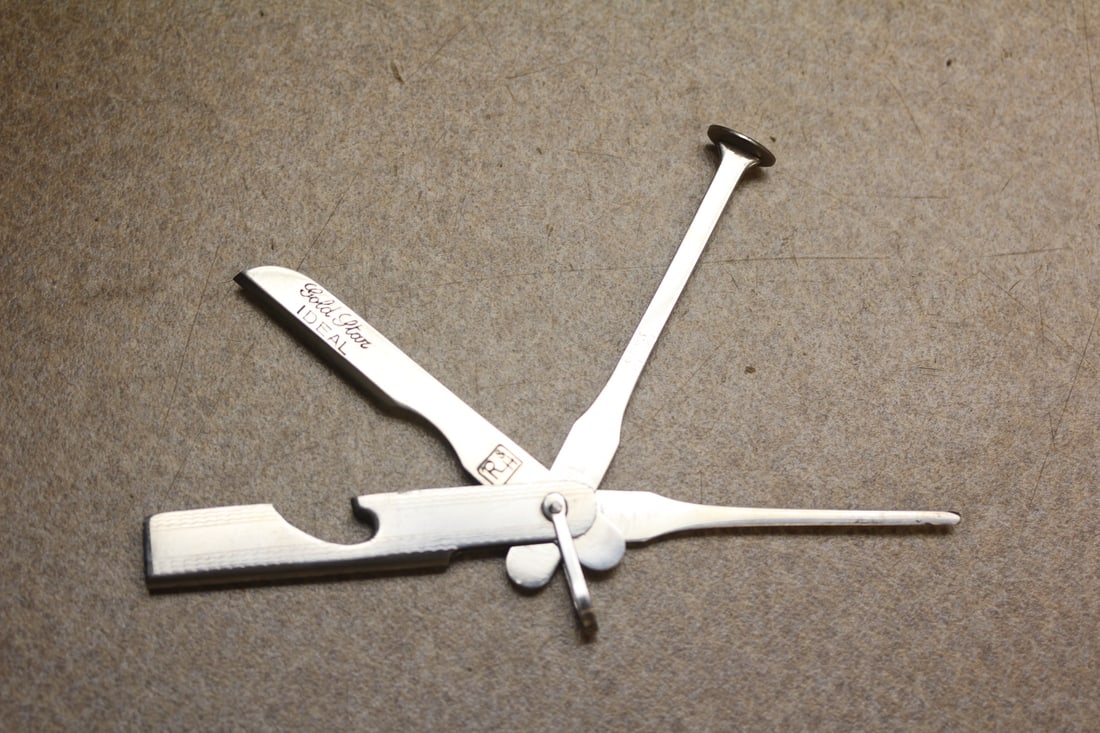 Ideal Goldstar Utility Knife: with leather case - about 3 3/8" across