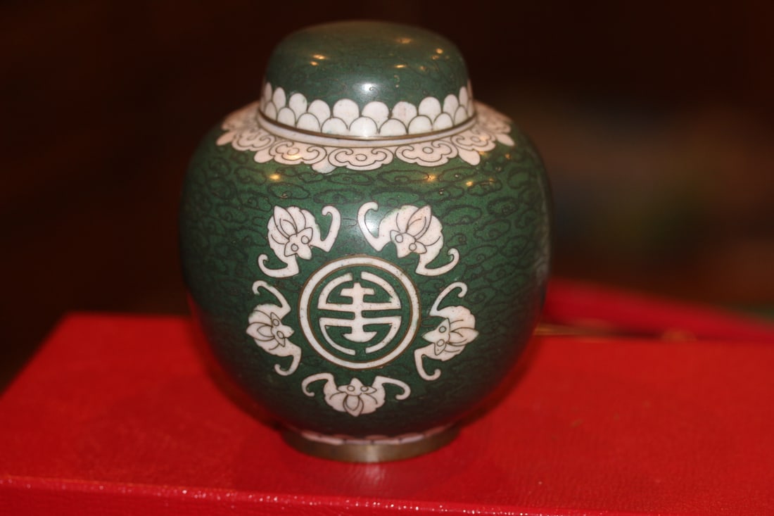 Antique Chinese Cloisonne Jar: bats design - republic period - 4" tall