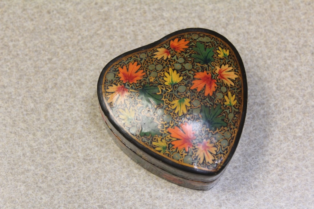 Vintage Heart Shape Lacquer Box: 3 inches across