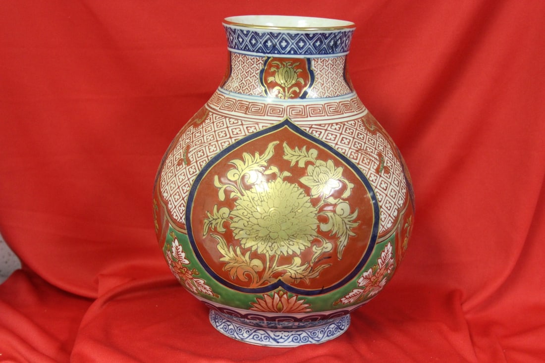 A Signed Vase: Chinese/Japanese/Asian - approximately 9 1/2" tall