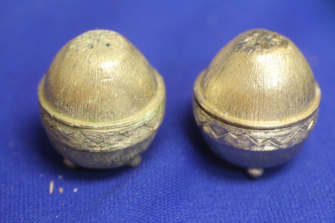 Pair of Metal Salt and Pepper Shakers: 1 1/2" tall